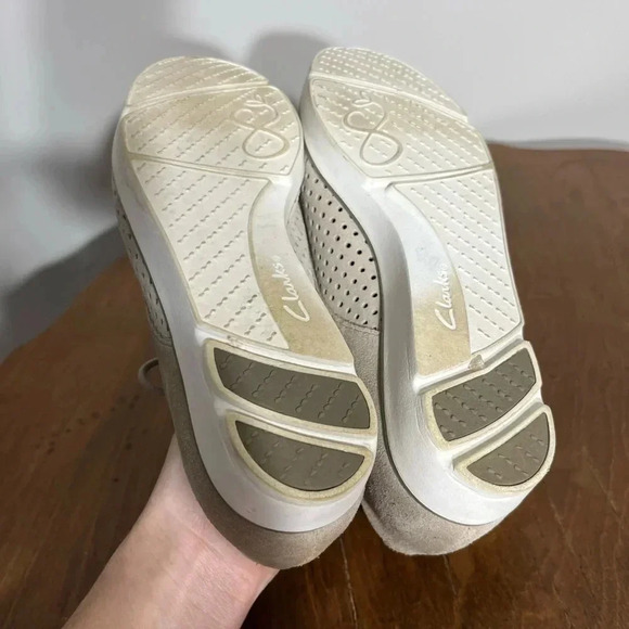 Women’s Clarks Evie Bow tan suede Oxford size 6.5 - Picture 3 of 7